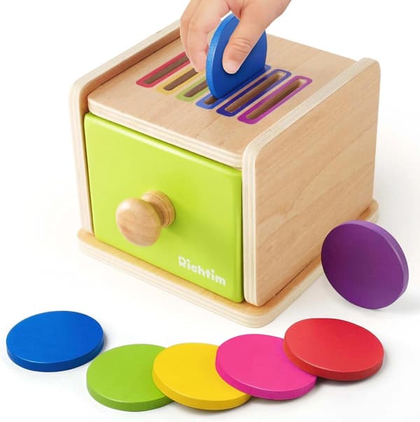 Montessori-legetøj egnet til småbørn i alderen 1-3 år: Træskuffelegetøj til farvesortering.
