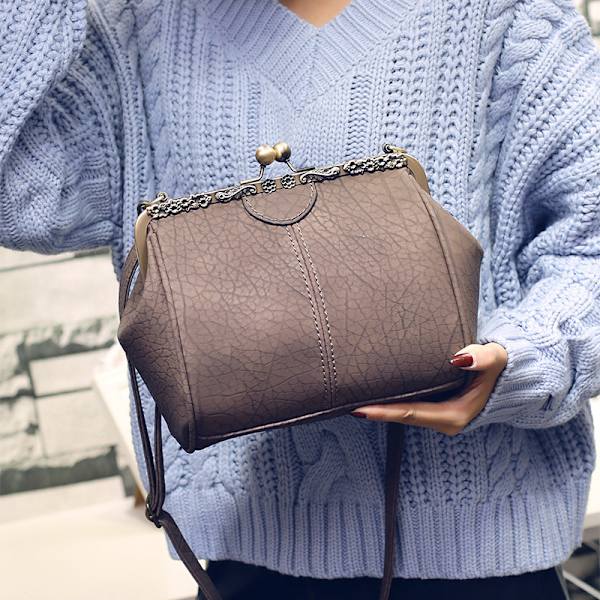 Retro Hollow Handväska för Kvinnor Läder Axelväska Kväll Kuvertväska Kiss Lock Stängning Crossbody Väska Handväska