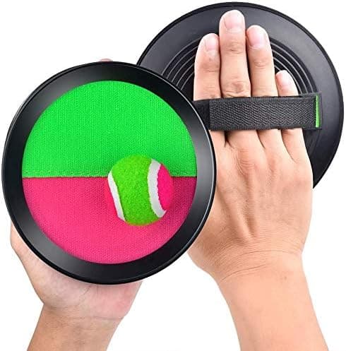 Sættet til at kaste og gribe bolde inkluderer to velcro-ketchere og en tennisbold.