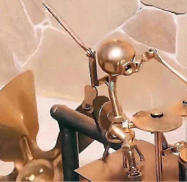 Ulkopuutarhan musiikkiesitys koristeellisilla metallisilla tuulimyllyrumpaleilla
