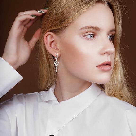 Måne- og Stjerne Huggie Dangle Øreringe til Kvinder | Sølv Fødselssten Drop Hoop Øreringe med Cubic Zirconia.