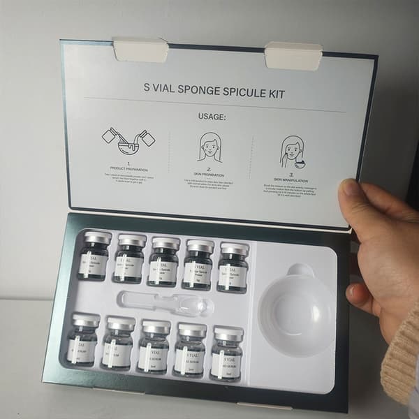 Sponge Spike Microalgae-settet inneholder 99 % svamp-spiss-mikroalger for eksfoliering, lysning av hudtonen og reduksjon av pigmentering.
