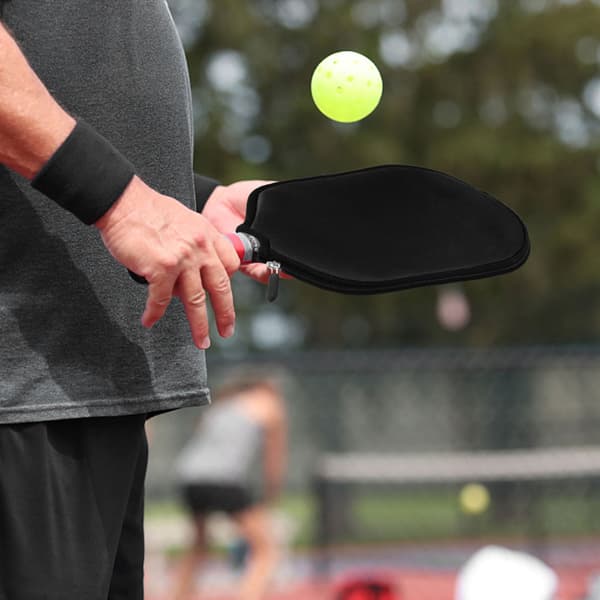 Neoprenskydd för pickleballracket, skyddar mot smuts och stötar, med dragkedja.