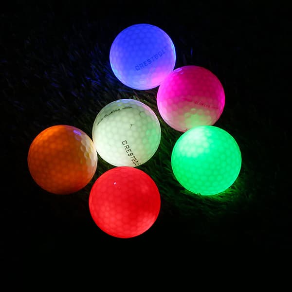 6 kpl kirkkaita LED-golfpalloja sisäänrakennetulla akulla