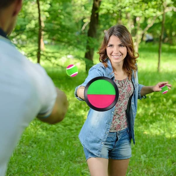 Sættet til at kaste og gribe bolde inkluderer to velcro-ketchere og en tennisbold.