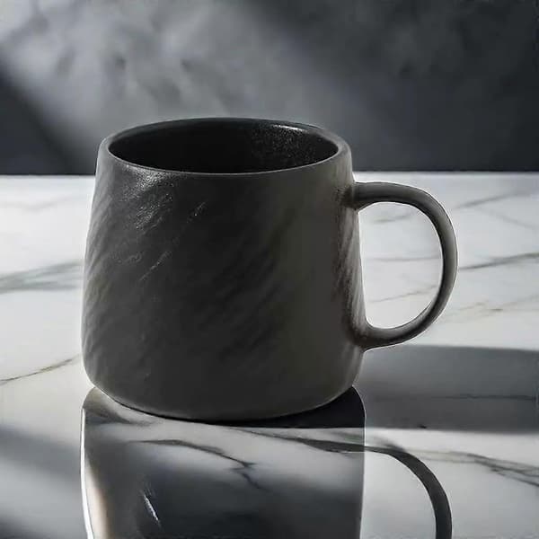 Stor kapacitet (500 ml) sort keramisk kaffekrus med hank, mikrobølgesikker.