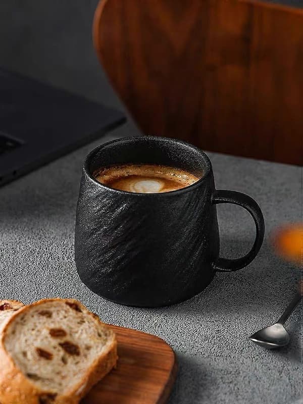 Stor kapacitet (500 ml) sort keramisk kaffekrus med hank, mikrobølgesikker.