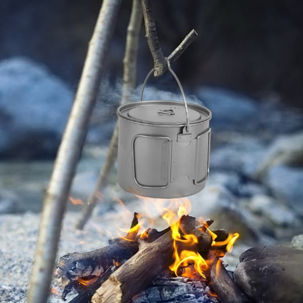 Lett, bærbar 1100 ml titankjele med sammenleggbart håndtak og lokk.