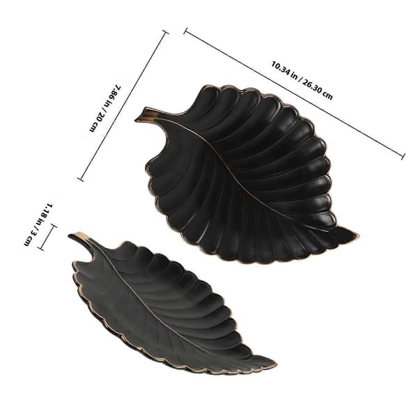 Elegant bladformet keramikkfat med gullkant, egnet for smykker og små pyntegjenstander.