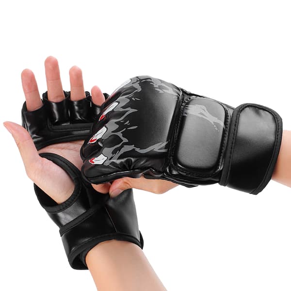 Halvfinger PU-skinn boksehansker med justerbar håndleddsstropp for boksing, kickboksing og trening.