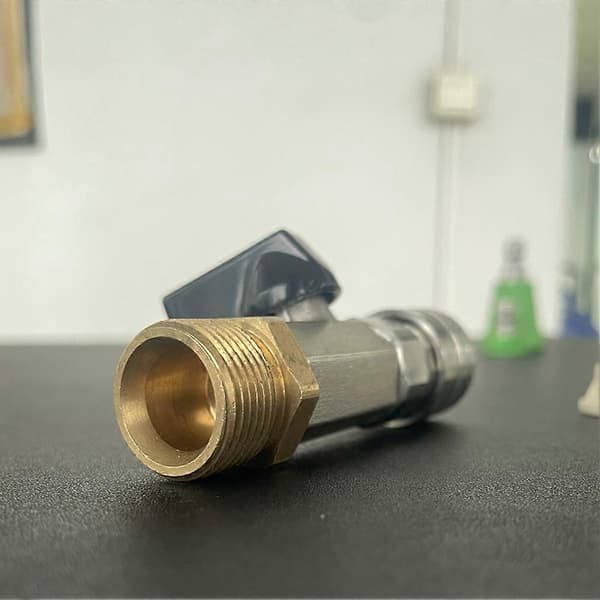 Rask 1/4 og M22 14 mm koblinger for høytrykksrenseslanger, med kuleventil.