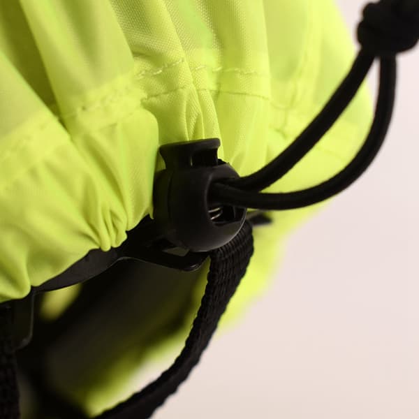 Vandtæt, støvtæt, reflekterende hjelmovertræk lavet af fluorescerende grøn polyesterfiber. Bærbart.