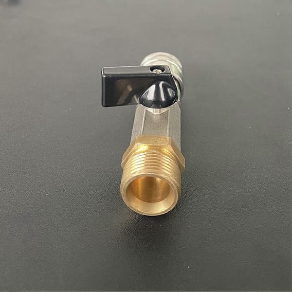 Rask 1/4 og M22 14 mm koblinger for høytrykksrenseslanger, med kuleventil.
