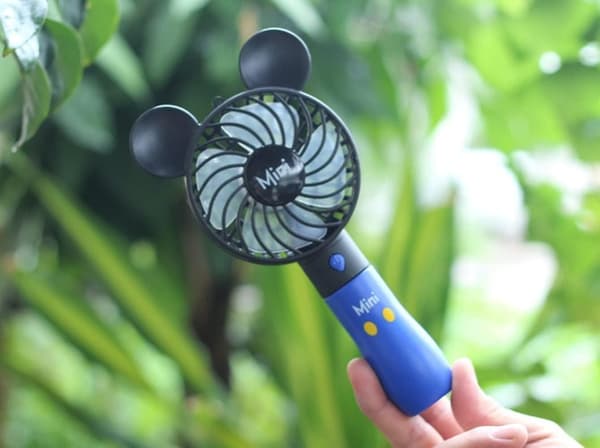 Sød mini personlig ventilator, USB genopladelig, med farverige LED-lys og justerbar blæserhastighed.