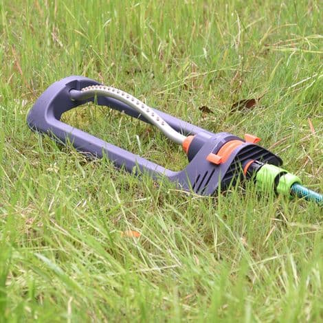 19-hulls svingbar automatisk sprinkler for plen og hage, ideell for vanning av blomster.
