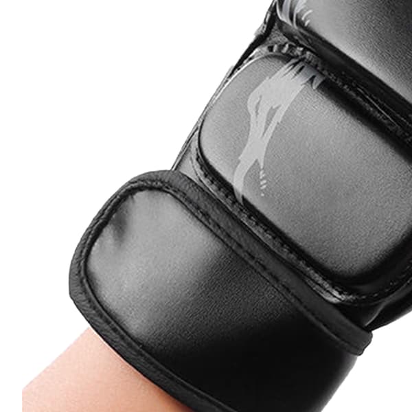 Halvfinger PU-skinn boksehansker med justerbar håndleddsstropp for boksing, kickboksing og trening.