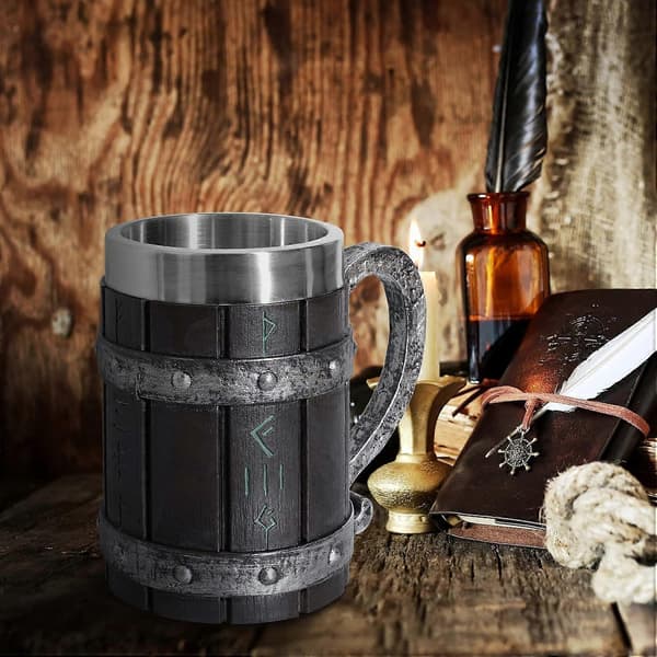 Ølkrus - Stort 550 ml ølkrus med nordisk vikingrunedesign, laget av eik og rustfritt stål