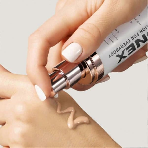 Anti-aging foundation essence, 2-i-1 korrektor, indeholder SPF.