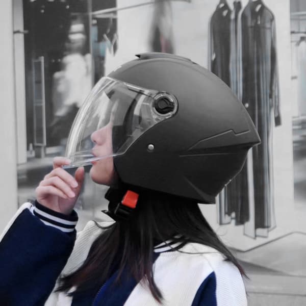Helhjelm med flip-up til motorcykel til vinterbrug, mat sort, med ventilation og klart udsyn.