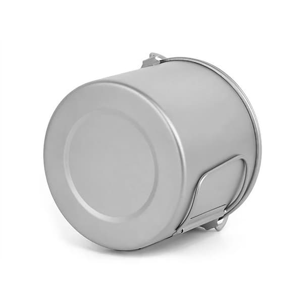 Letvægts, bærbar 1100 ml titanium campinggryde med foldbart håndtag og låg.