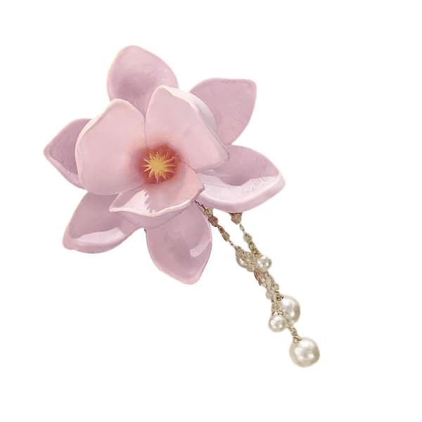 Romantisk hårklemme med harpiksmagnolia og lang perlekæde; velegnet til både formelle og afslappede anledninger