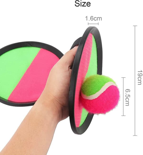 Sættet til at kaste og gribe bolde inkluderer to velcro-ketchere og en tennisbold.