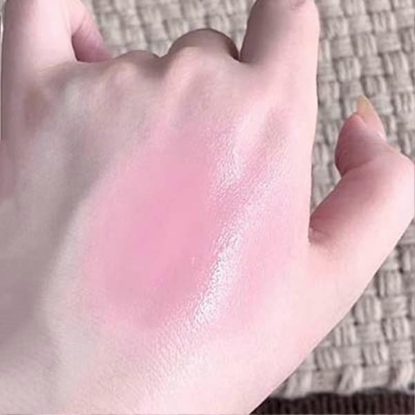 Flydende, mat, langtidsholdbar blush, velegnet til ansigt, læber og øjne.