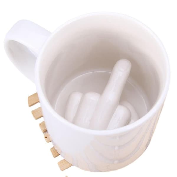 Keramisk kaffekopp dekorert med en langfinger