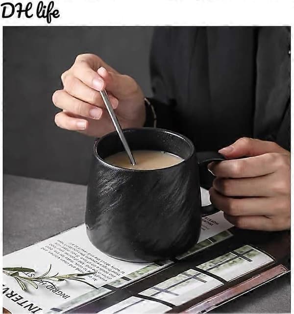 Stor kapacitet (500 ml) sort keramisk kaffekrus med hank, mikrobølgesikker.
