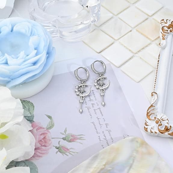 Måne- og Stjerne Huggie Dangle Øreringe til Kvinder | Sølv Fødselssten Drop Hoop Øreringe med Cubic Zirconia.