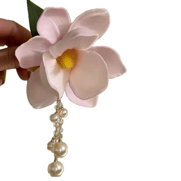 Romantisk hårklemme med harpiksmagnolia og lang perlekæde; velegnet til både formelle og afslappede anledninger