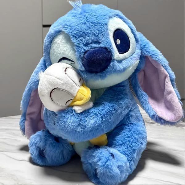 Stitch pitää ankkaa pehmolelua - söpö pariskuntalahja/syntymäpäivälahja