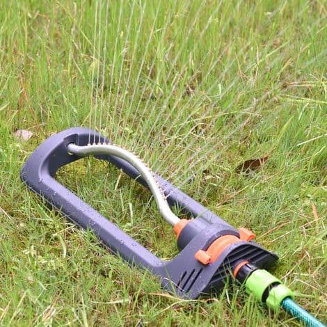 19-hullers drejelig automatisk sprinkler til græsplæne og have, ideel til vanding af blomster.