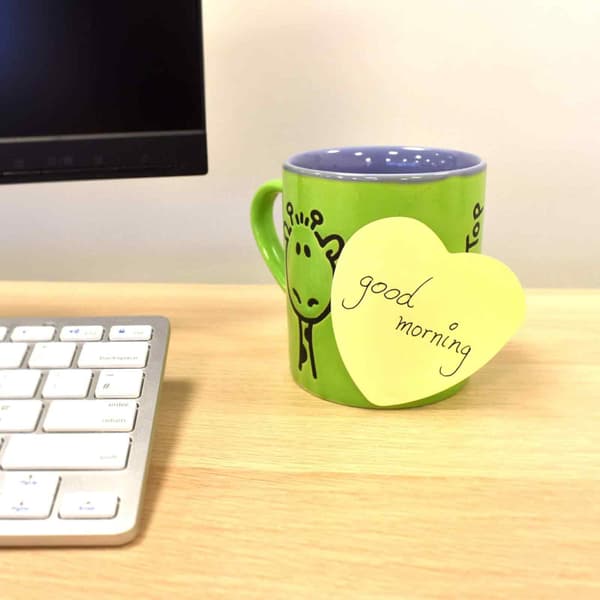 600 sticky notes, inklusive stjerneformede og hjerteformede sticky notes, otte farver og små sticky notes.
