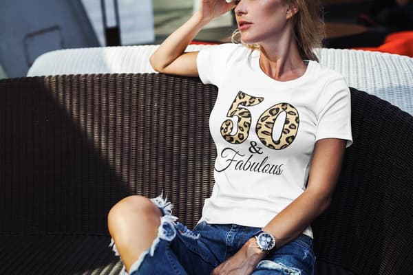 Födelsedags-T-shirt present - 50 år gammal, utstrålar charm S s