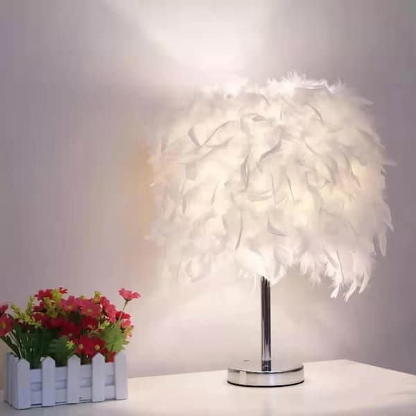 Fjærformet bordlampe, retro og elegant, hvit, britisk standard hvit. White British Standard