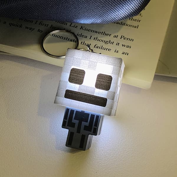 Minecraft-tema LED-upplyst nyckelring, Pixel Cube Spelkaraktär Nyckelring, Flerfärgsalternativ Samlarobjekt Väskberlock Skeleton