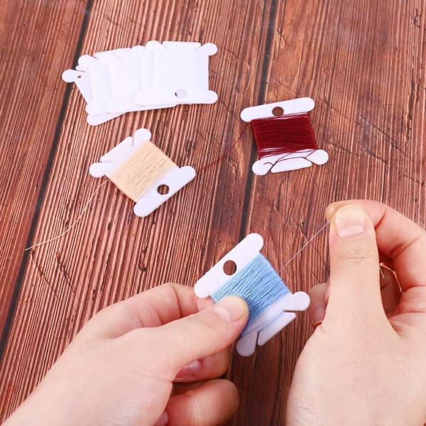120 Plastic Bobbins, Suitable for Cross Stitch Embroidery, Thread Organization, Thread Spools for Hobbies, DIY Embroidery, Sewing Storage, White.