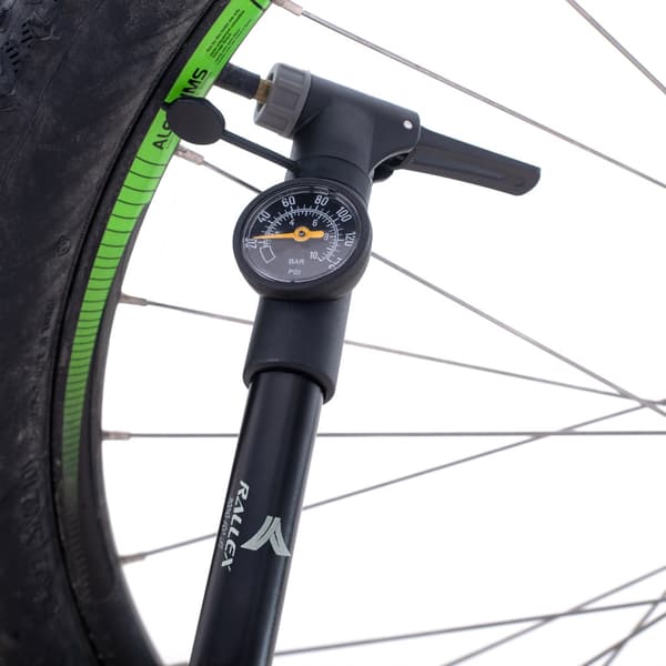 Cykelpump med tryckmätare och ramfäste