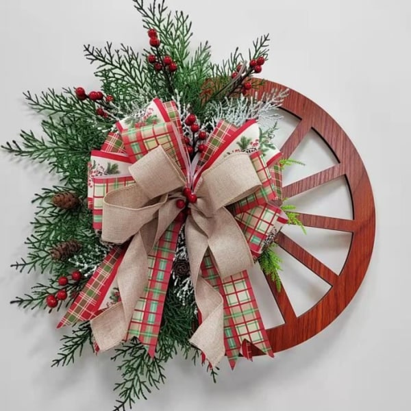Trähjulskrans som hänger på juldörren, dekoration för julkottekrans