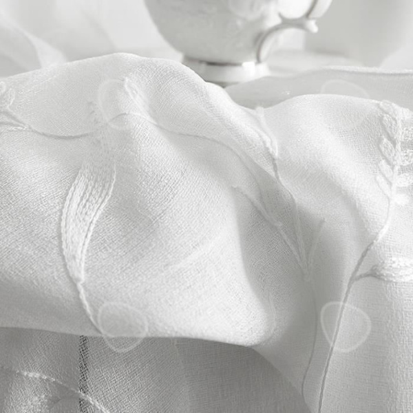 CONFO® Balkonvinduer med myggenet, stuegardiner, broderede Dolly myggenet, vinduesgardiner der slipper lys ind.