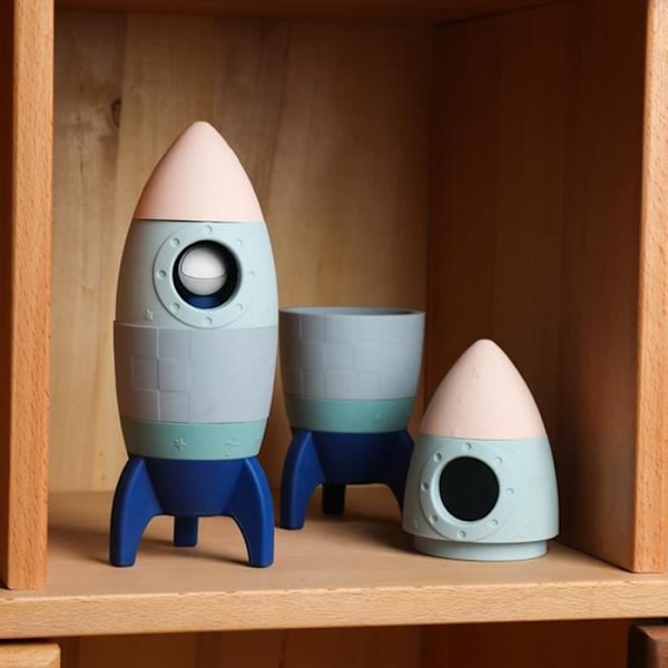 Liten pojke monterar pussel tidig utbildning spel stor partikel silikon raket matryoshka leksak astronaut