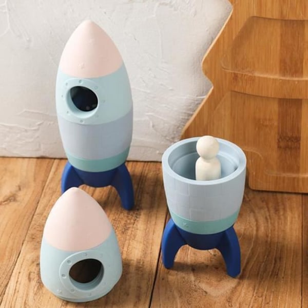 Liten pojke monterar pussel tidig utbildning spel stor partikel silikon raket matryoshka leksak astronaut
