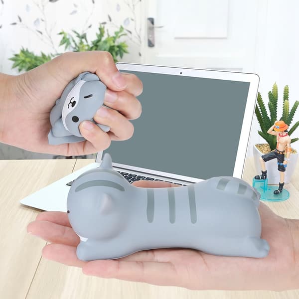 Denne bedårende katteformede musematten med håndleddsstøtte har en ergonomisk design, mykt minneskummateriale og passer for datamaskiner og bærbare datamaskiner.