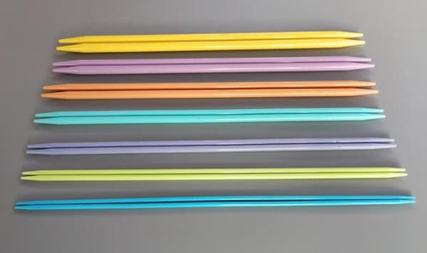 7-delars set med dubbeländade plaststickor, flera färger multifärg one size