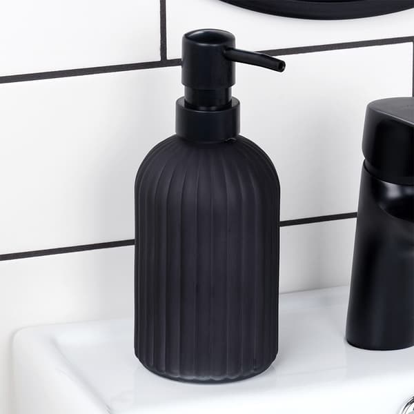 En elegant sort sæbedispenser i glas, velegnet til både køkken og badeværelse. 189