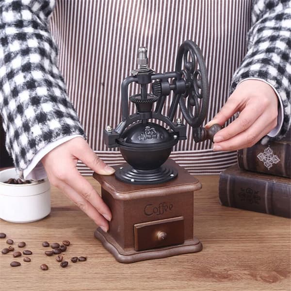 Denne manuelle kaffekværn i retrostil er perfekt til filterkaffe, stempelkaffe og mere.