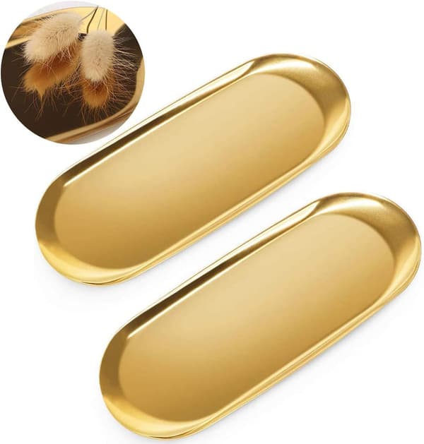 Guldfarvet oval bakke i rustfrit stål til opbevaring af snacks.