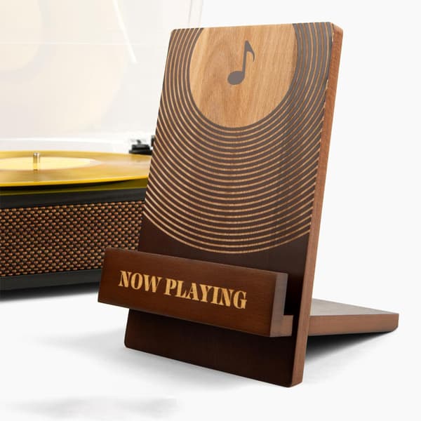 Klassisk pladestativ i træ til afspilning af vinylplader.