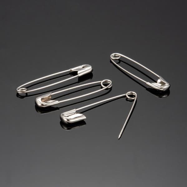 100 platinaguld sikkerhedsnåle, der måler 31 x 6,5 x 1,5 mm.
